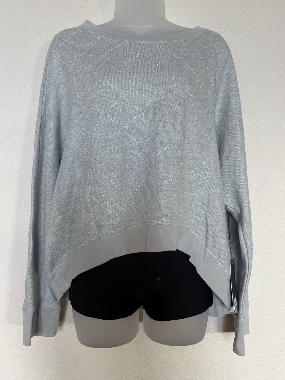 Jennifer Lopez Silver-Gray Scoop Neck Knit Sweater with Subtle Sparkle